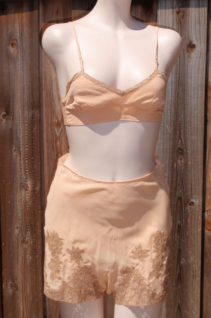 Vintage 1930s Mode Art Soft Peach Silk & Lace Tap Panties and Bra Set 32